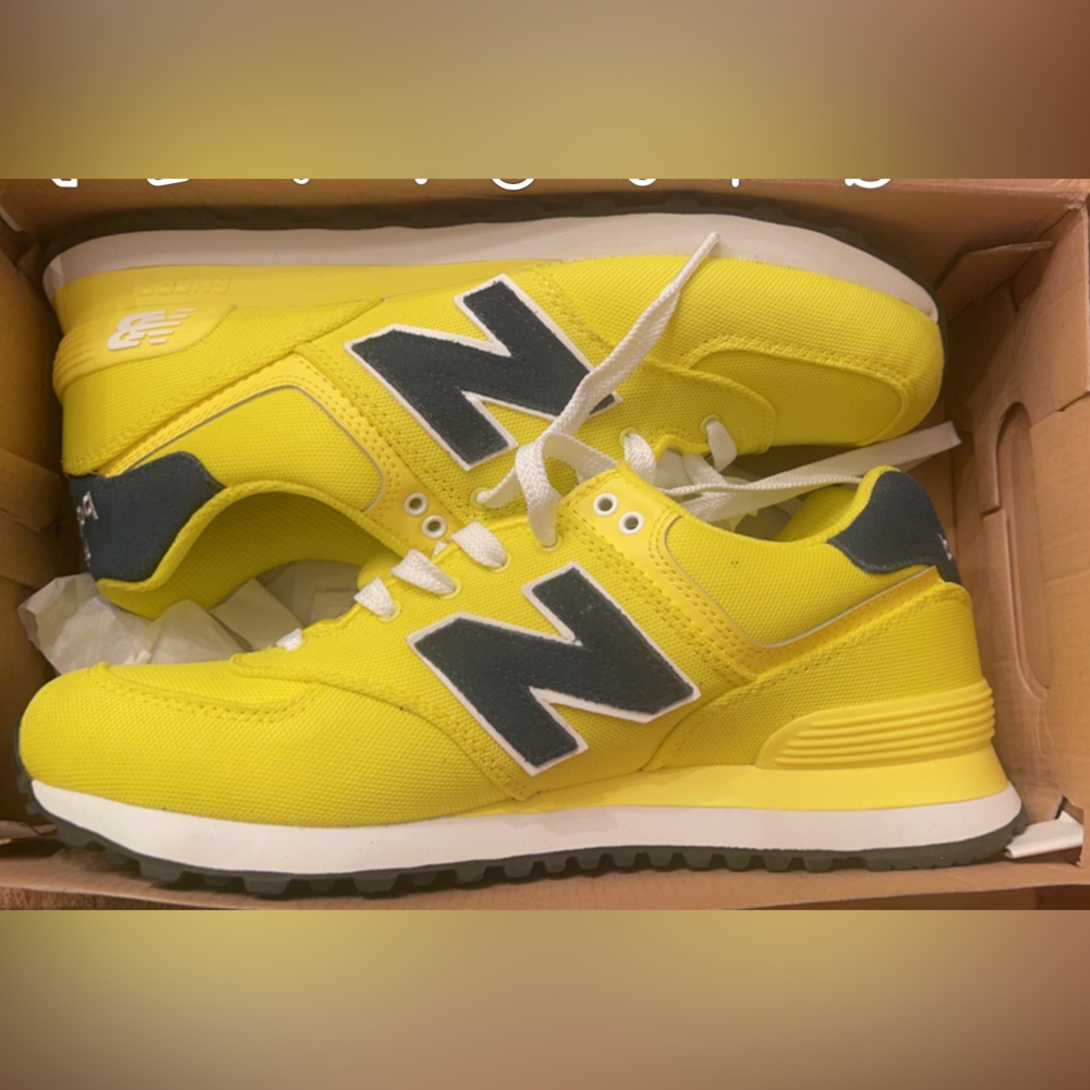 Canary yellow W/Navy N Brand new In box classic Traditionnels 9 1/2